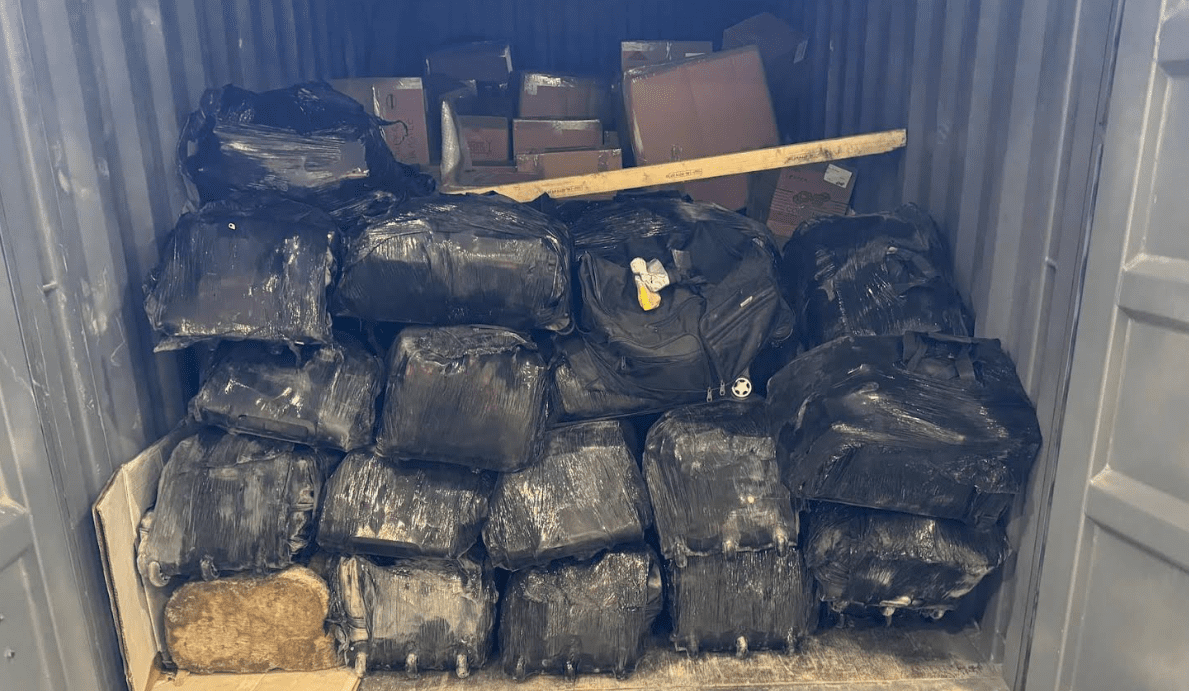 Algo mas di 1600 kilo di cocaina intercepta den haf di Rotterdam ...
