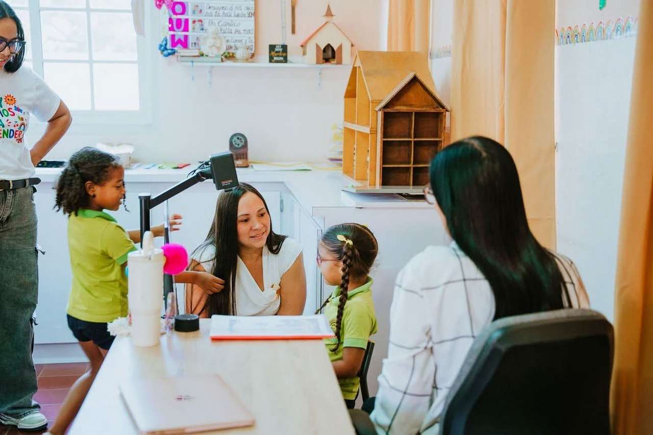 Aruba's Education Minister Continues School Visits Across the Island