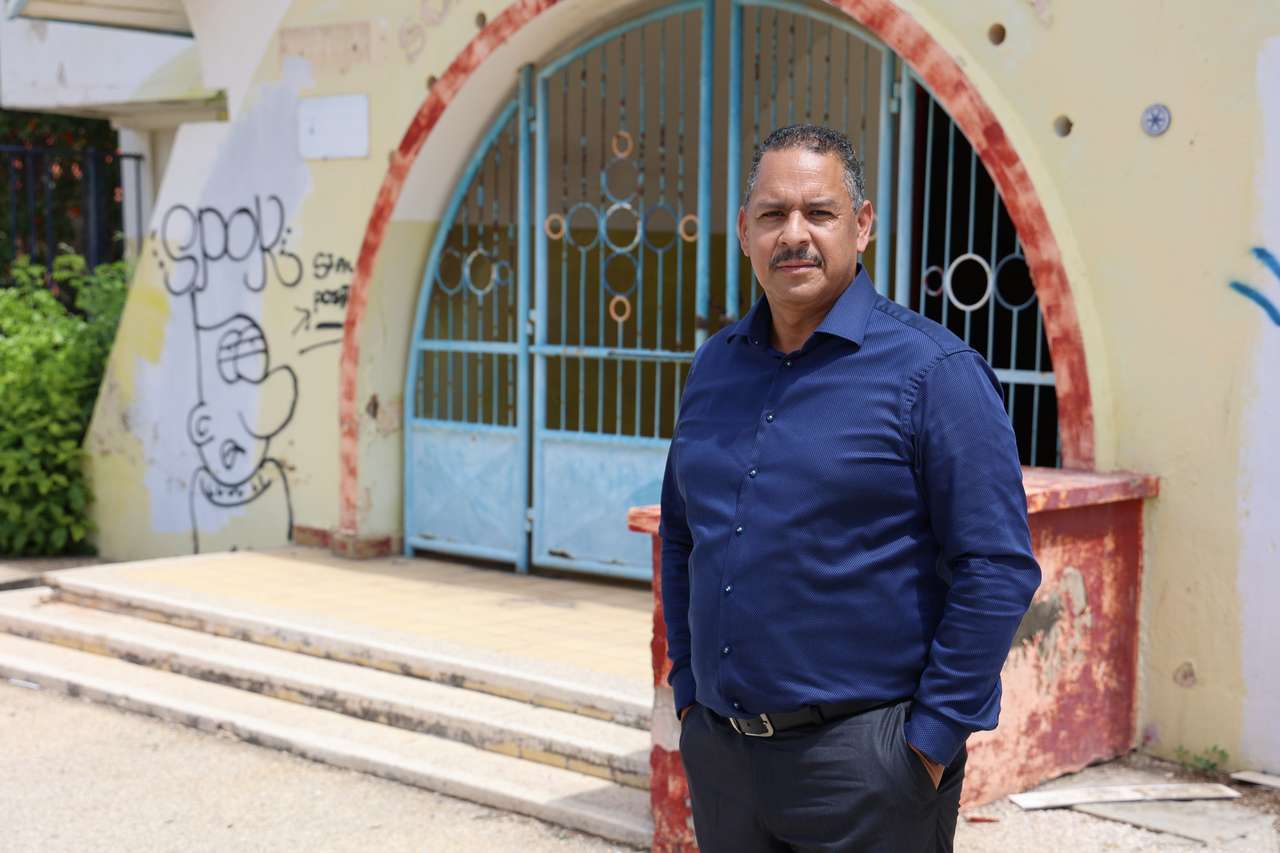 Carlos Bermudez (AVP): No por laga oposicion gaña riba trabounan na Reina Beatrix School