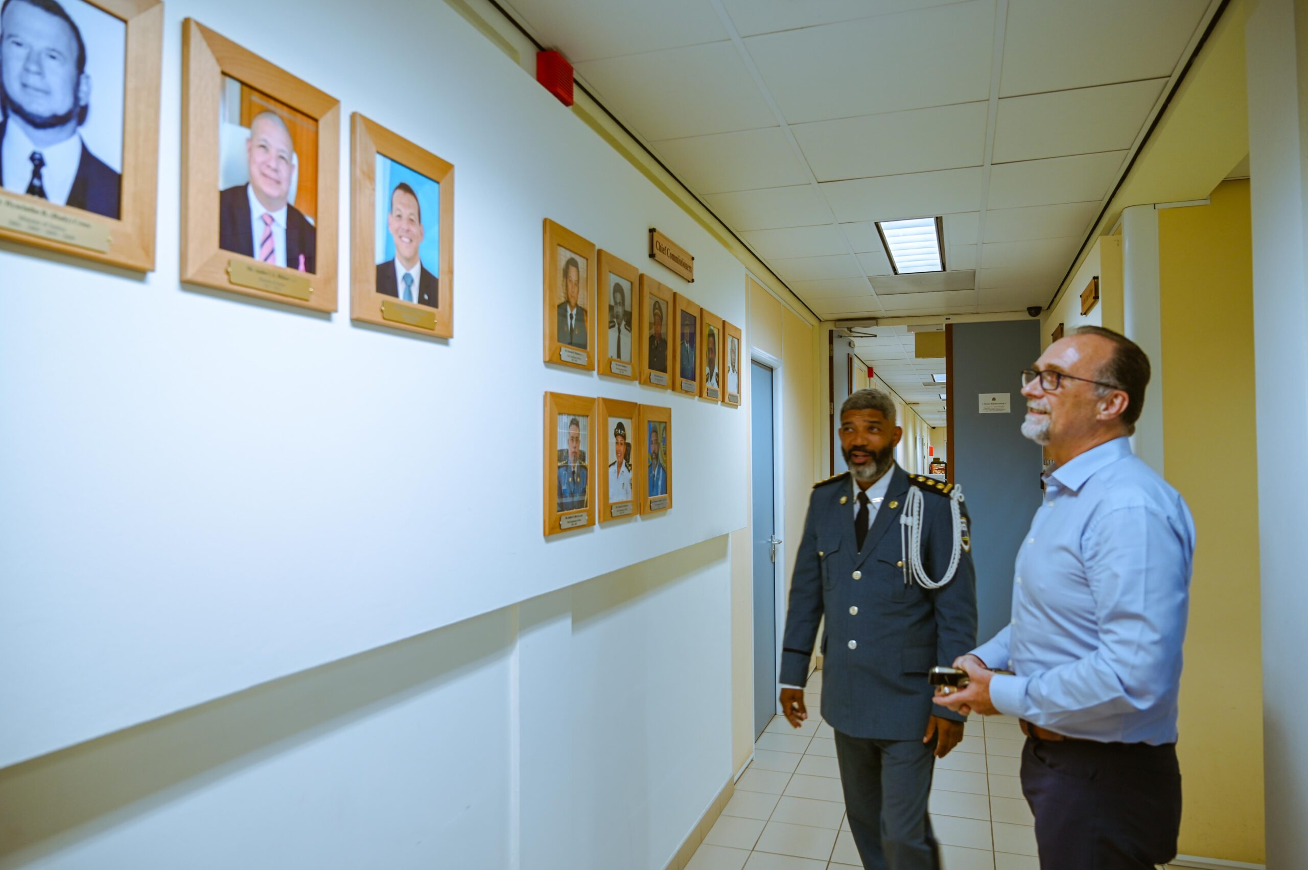 High Commissioner Arnhem and Eddie de Veer Exchange Ideas on Organizational Development