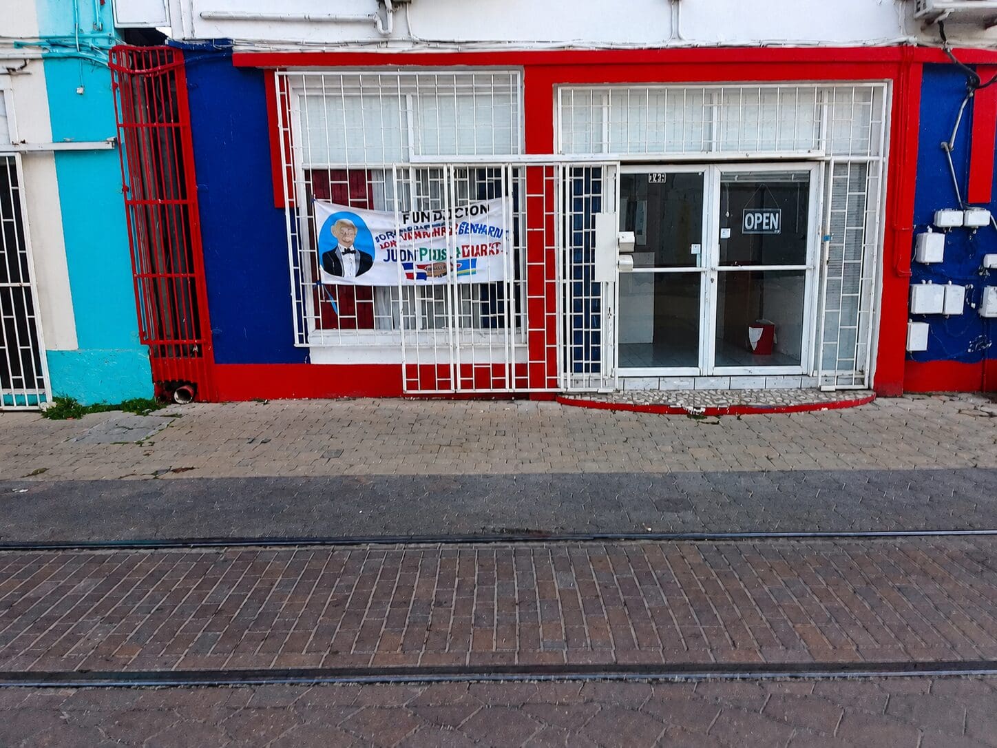 Un Dia pa Cuida Aruba: Fundacion Dominicana Arubanse Juan Pablo Duarte lo reparti saco di sushi