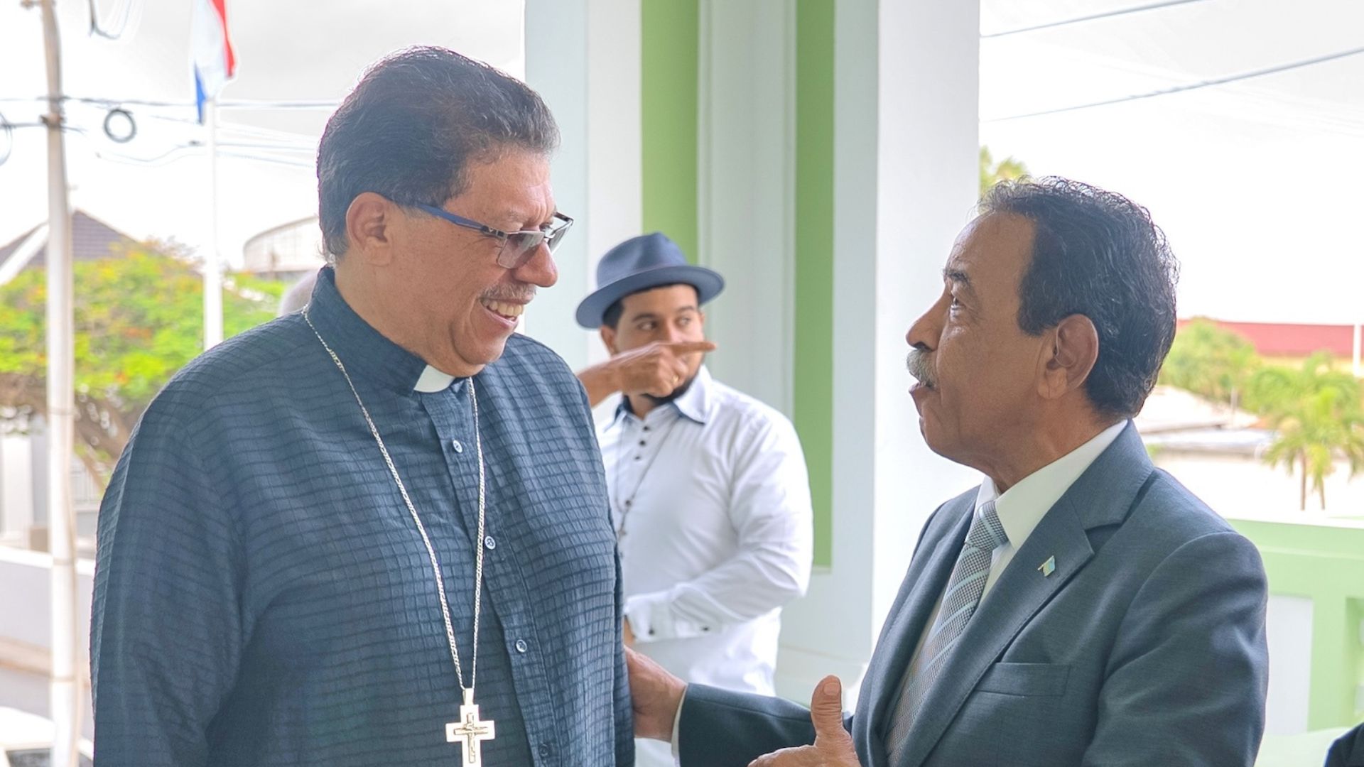 Minister Herdé impresiona cu e presentacion di Arsobispo Charles Jason Gordon