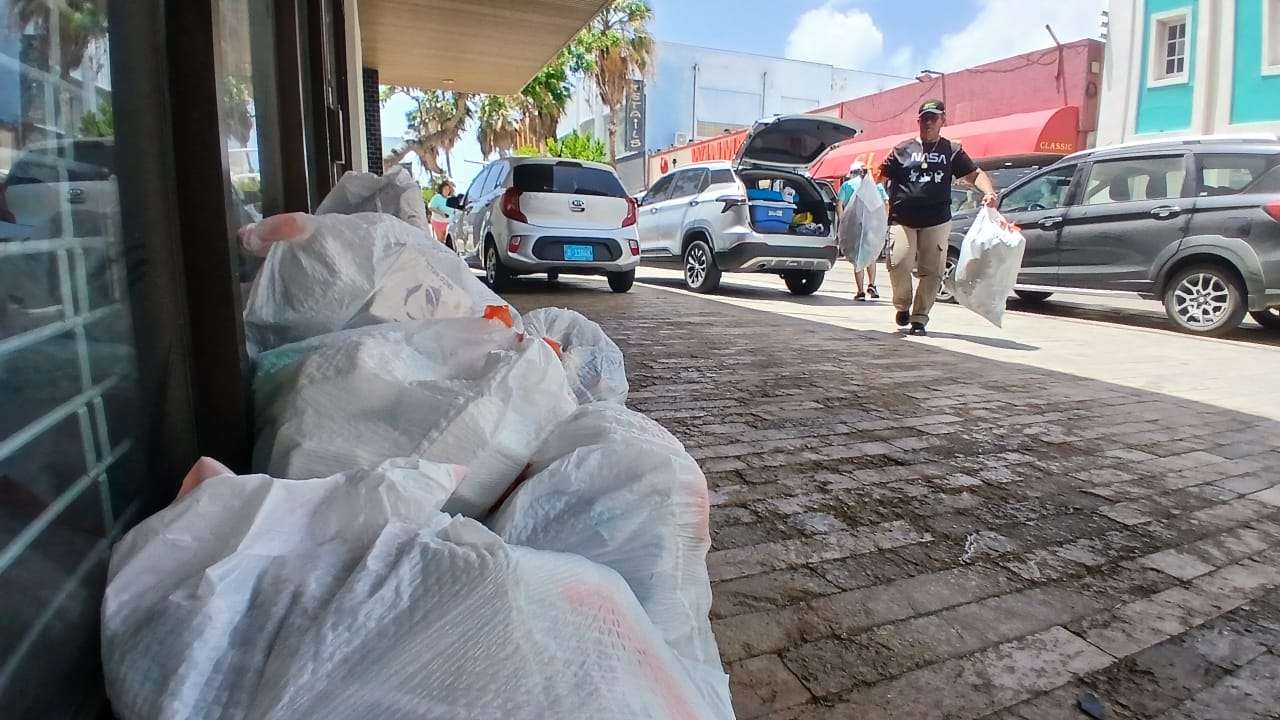 Parlamento Hubenil a colecta mas cu 35 saco di sushi den centro di ciudad