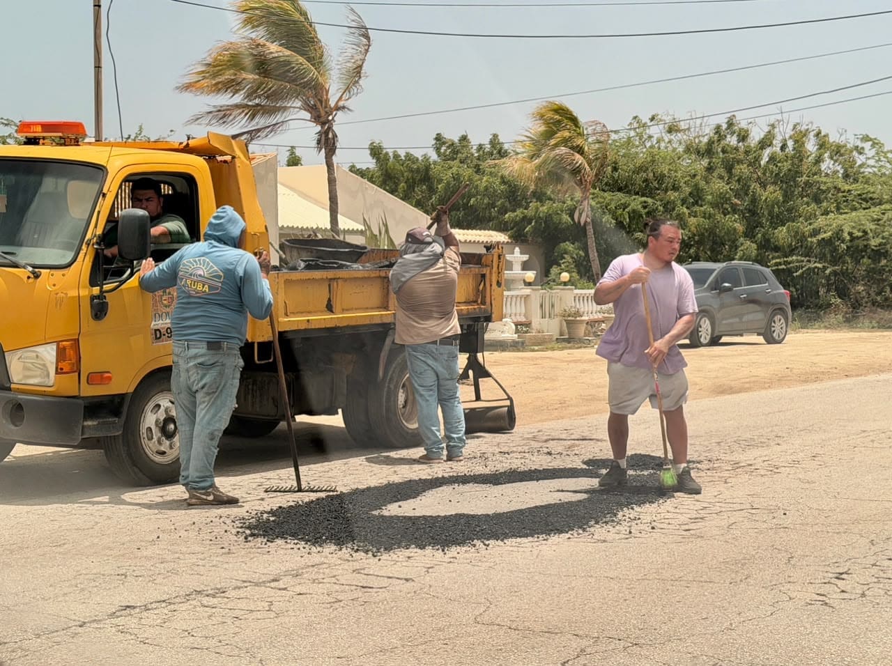 Aruba's DOW Pothole Crew Delivers Quick Fix on Boegoeroei Road