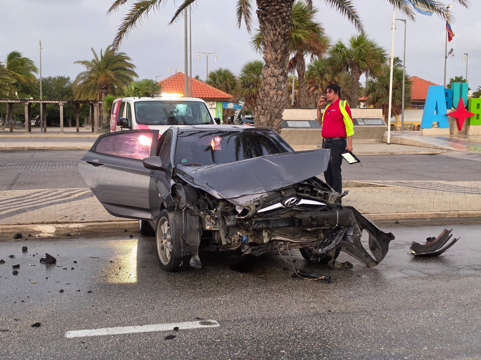 Off-Duty Officer Involved in Two-Car Crash on Aruba's Boulevard