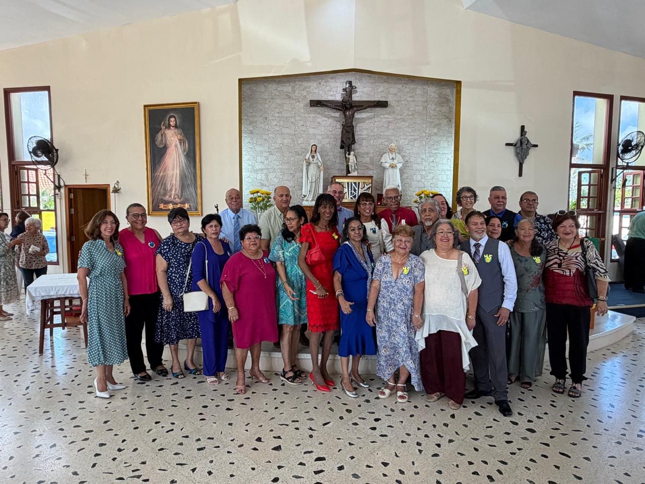 Maestronan di ex-Academia Pedagogico Arubano a haci donacion na Fundacion Muchila Creativo