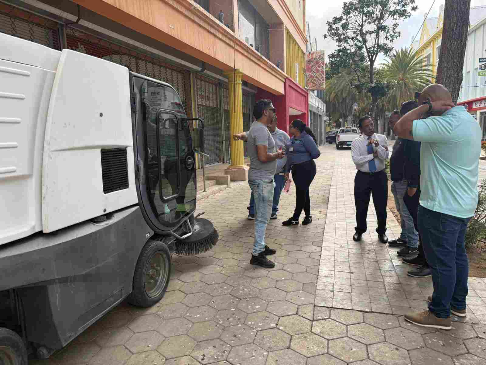 Minister Herdé Launches Pilot Cleanup Program on Aruba's Main Street