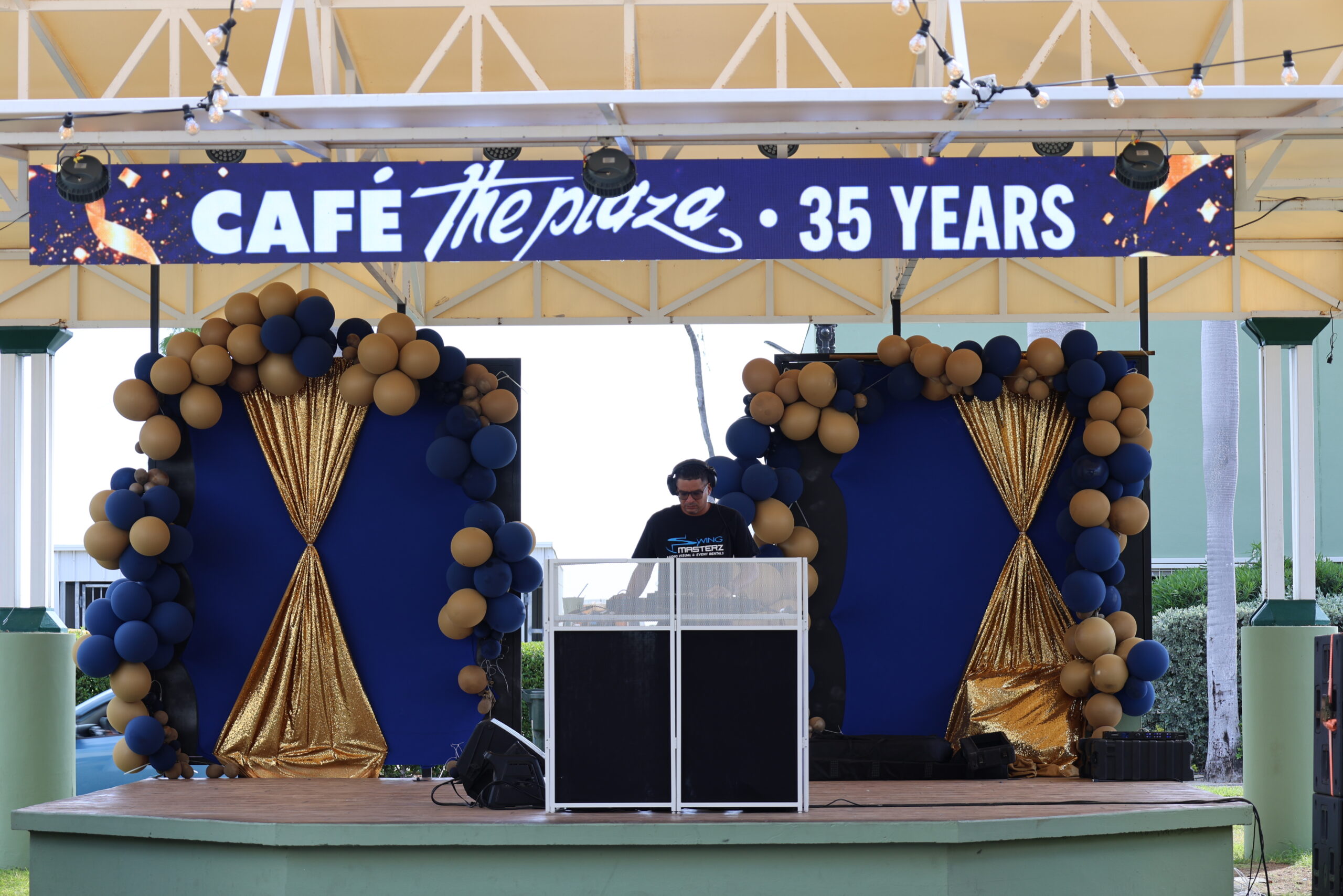 Ultimo dia di fiesta: Café the Plaza celebrando 35 aña di existencia