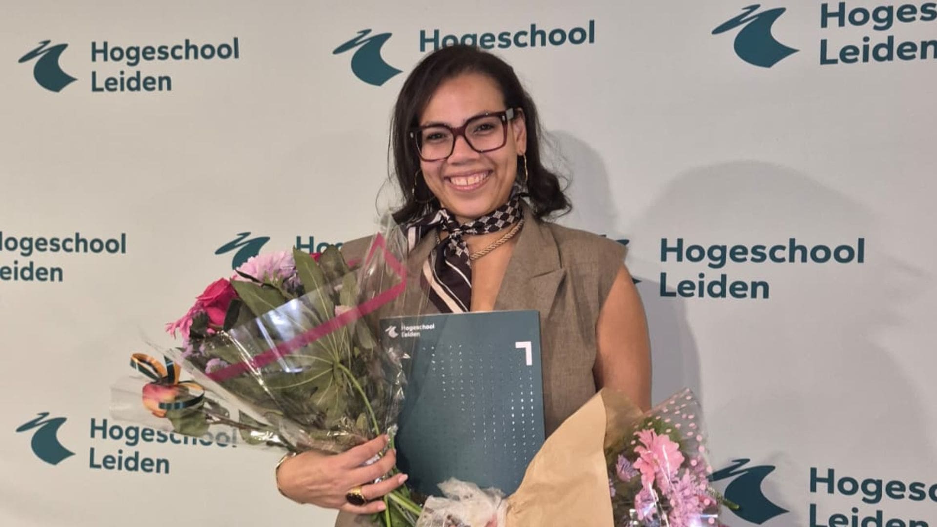 Aruban Woman Earns Bachelor's Degree in Education After 16 Years