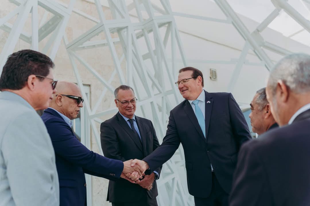 Governor of Aruba Briefed on Island's Energy Transition Progress